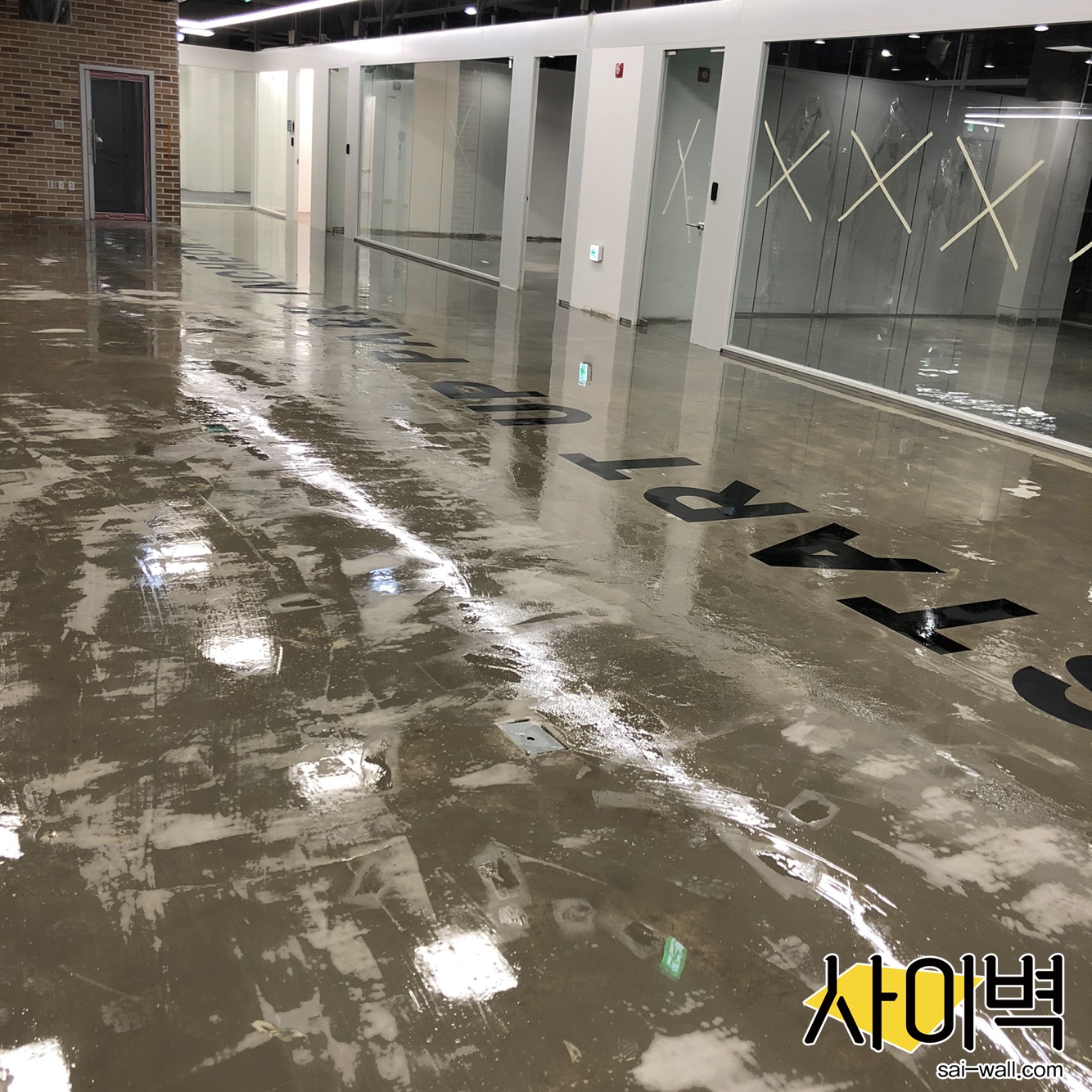 신한S2브릿지 바닥스텐실 벽화 시공 사진 3